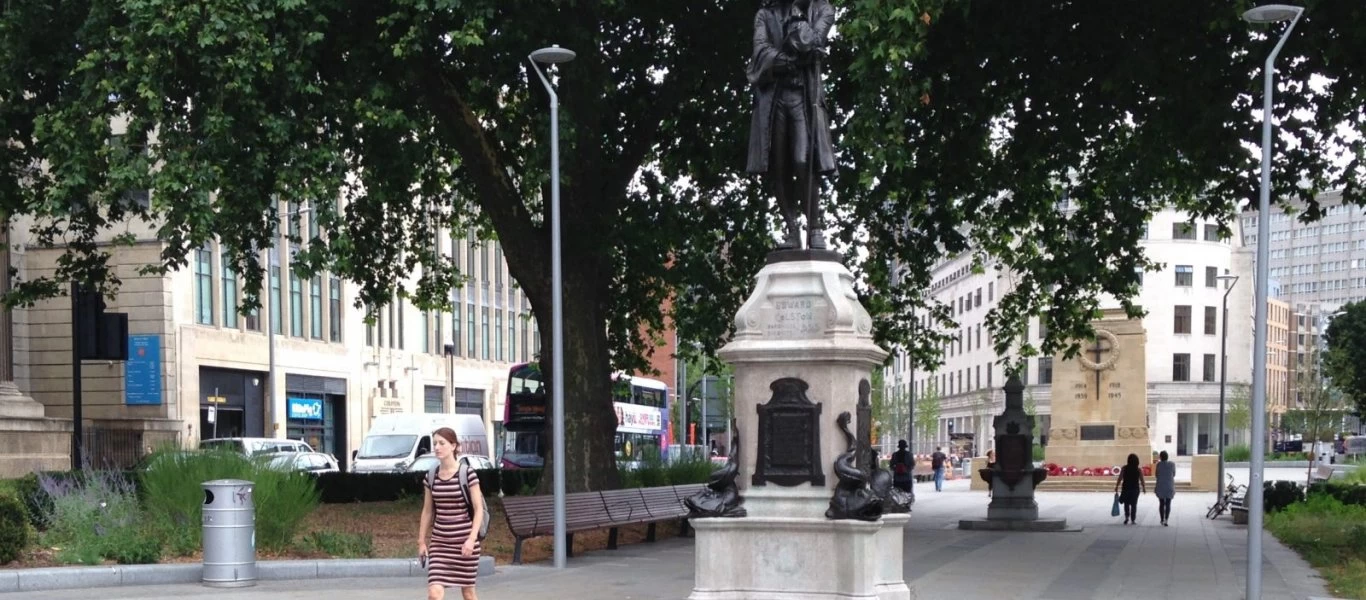 Μπρίστολ: Διαδηλωτές πετούν στο ποτάμι άγαλμα φιλάνθρωπου του 17ου αιώνα! (βίντεο)